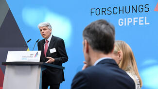 Forschungsgipfel 2017: Begrüßung durch Andreas Barner (Foto: David Ausserhofer)