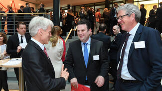 Forschungsgipfel 2017: Andreas Barner (li.) und Andreas Schlüter (re.) begrüßen Hubertus Heil (Foto: David Ausserhofer)