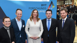 Forschungsgipfel 2017: Petra Sitte, Kai Gehring, Kristina zur Mühlen, Hubertus Heil und Michael Kretschmer (v.li.) (Foto: David Ausserhofer)