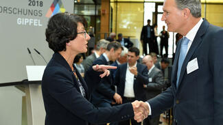 Özlem Türeci und Robert-Jan Smits (Foto: David Ausserhofer)
